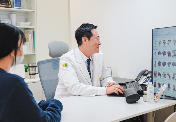 02cc33cdc38efbe3f1c32e108b4b9f05_1788760176_6919.jpg 가임기에 대해 궁금해하는 산모에게 답변하는 모습