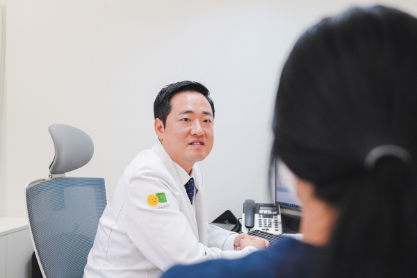 3bda5375e9f1497119cf6a30a83c5c54_1789342061_5776.jpg 생리양감소 진료 하는 모습