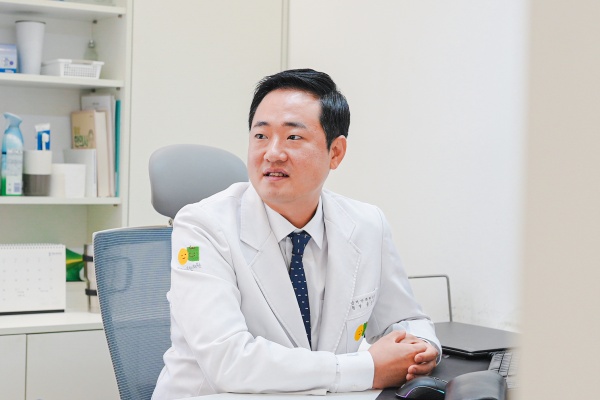 662b1f5aefba5d547c23227423a6f069_1789951255_6851.jpg 벌초후허리통증에 대한 진료 모습