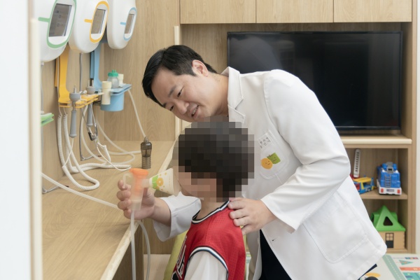3f566d45894397ee6d4adccd9e012e4d_1792024036_8626.jpg 동탄 소아비염 진료하는 모습