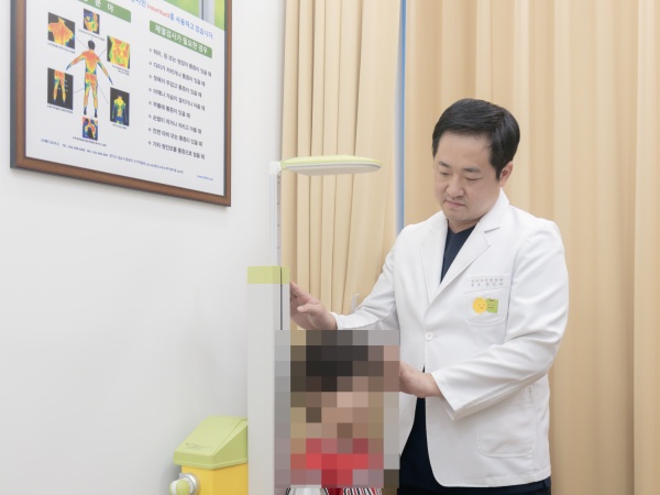 c5f2e1bcf69e4bc15af5f0f38a27df21_1790818871_7085.jpg 여아 키 성장 진료 모습
